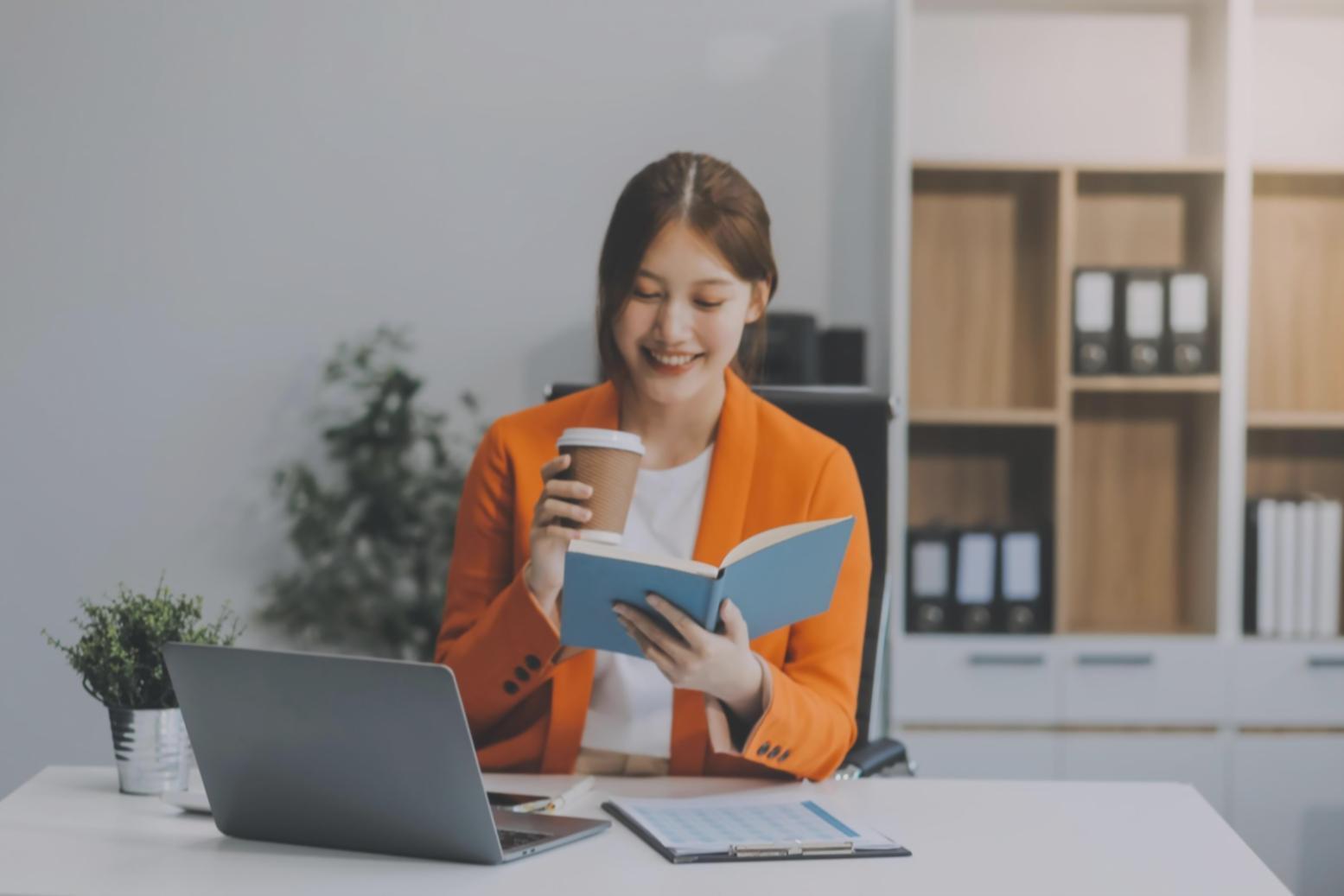 Estudiante analizando datos financieros en pantalla